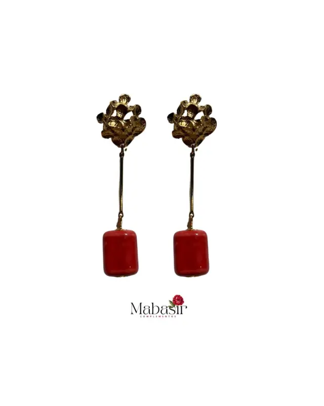Diseño con carácter, elegancia y ese punto sofisticado que transforma cualquier look.

Su forma alargada estiliza el rostro, mientras el contraste entre el dorado texturizado y la pieza esmaltada en rojo aporta una fuerza única. Perfectos para invitadas, flamencas modernas o para cuando simplemente quieres brillar con estilo.

Un complemento con alma, que habla por sí solo.
#complementosflamenca #romerias #romeriarocio #flamenca #trajesdeflamenca #flores #pendientes #peinecillos #broches #brochespersonalizados #floresflamenca  #pendientesflamenca #pendientespersonalizados #peincecillosflamenca#feriasevilla #feriadeabril #rocio24 #Rocío2025 #rocio #feriadesevilla #feriasevilla #feria #trajeflamenca #mantonesflamenca #viral