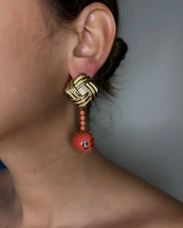 Los PENDIENTES LUJÁN son un diseño que combina fuerza y elegancia. Dorado, coral y carácter andaluz para realzar cualquier look con un toque único.

Perfectos para feria, romerías o invitadas con personalidad.

#complementosflamenca #romerias #romeriarocio #flamenca #trajesdeflamenca #flores #pendientes #peinecillos #broches #brochespersonalizados #floresflamenca  #pendientesflamenca #pendientespersonalizados #peincecillosflamenca#feriasevilla #feriadeabril #rocio24 #Rocío2025 #rocio #feriadesevilla #feriasevilla #feria #trajeflamenca #mantonesflamenca #viral