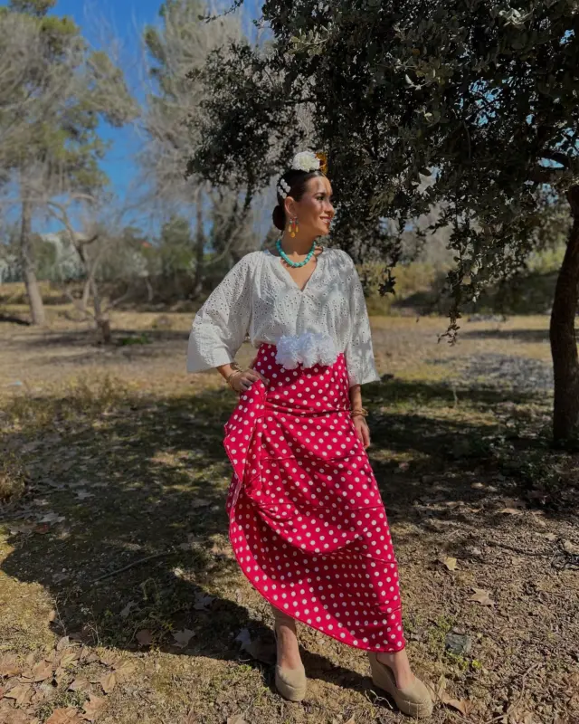 Nuestra FALDA MARÍA es ese básico infalible para romerías y caminos.
Cómoda, favorecedora y con el alma flamenca que tanto nos representa.
Con su corte envolvente y lunares clásicos, se adapta a ti y a cada paso con estilo y frescura.

Ideal para combinar con una blusa especial, fajín y un buen ramillete de flores. Nuestra propuesta es con los PENDIENTES DOLMEN y un buen COLLAR DE BOLAS que le agrega toda la personalidad al look.
Pensada para vivirla, disfrutarla y lucirla con orgullo en cada camino.
#complementosflamenca #romerias #romeriarocio #flamenca #trajesdeflamenca #flores #pendientes #peinecillos #broches #brochespersonalizados #floresflamenca  #pendientesflamenca #pendientespersonalizados #peincecillosflamenca#feriasevilla #feriadeabril #rocio24 #Rocío2025 #rocio #feriadesevilla #feriasevilla #feria #trajeflamenca #mantonesflamenca #viral