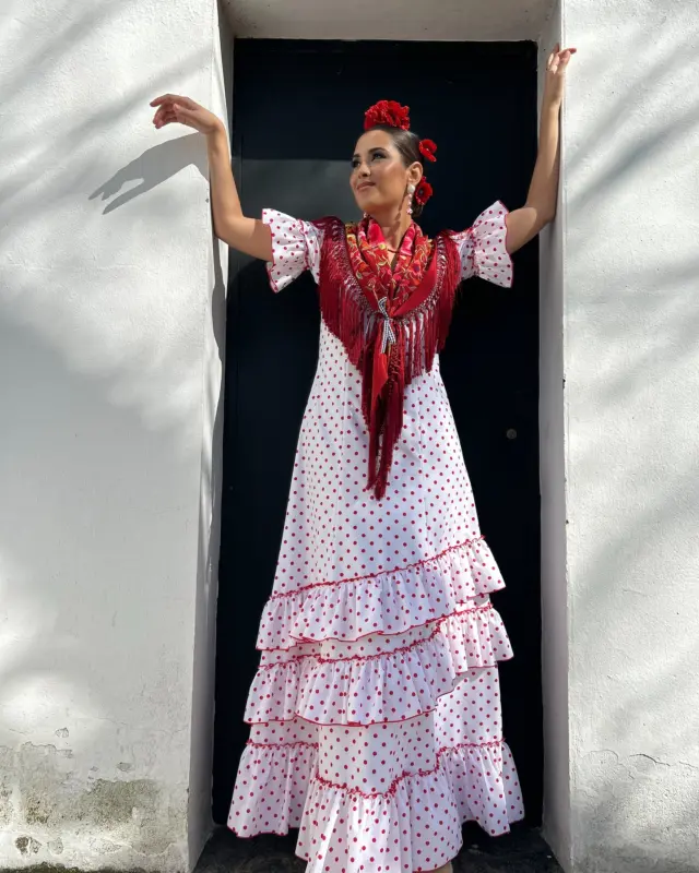 Ligera, coqueta y llena de vida 🌿❤️
Nuestra Bata Candela es ese “sí” rotundo para los días de camino, romerías y ferias al sol.
Fondo blanco y lunares rojos, es una opción fresca, favorecedora y cómoda para andar, bailar y disfrutar sin perder estilo.

Diseñada para mujeres que viven la feria desde el corazón, pero también para quienes caminan con devoción y alegría.

Mantón/ @mavic_flamenca 

#complementosflamenca #romerias #romeriarocio #flamenca #trajesdeflamenca #flores #pendientes #peinecillos #broches #brochespersonalizados #floresflamenca  #pendientesflamenca #pendientespersonalizados #peincecillosflamenca#feriasevilla #feriadeabril #rocio24 #Rocío2025 #rocio #feriadesevilla #feriasevilla #feria #trajeflamenca #mantonesflamenca #viral
