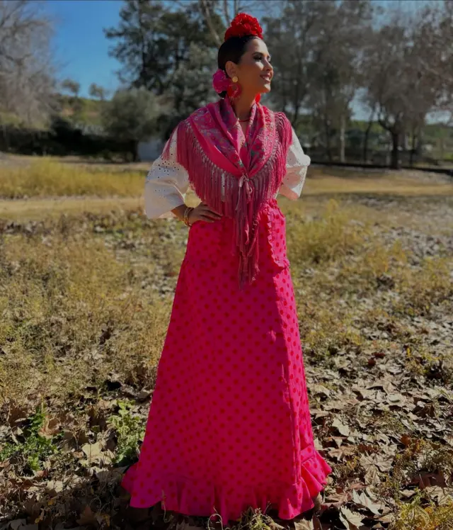La falda Lola es una falda con movimiento, ligereza y el toque justo de color para destacar con elegancia en cualquier romería o día de camino.
Su corte envolvente y tejido cómodo la hacen ideal para lucir con estilo sin renunciar a la frescura. 🎀

Perfecta para combinar con blusas bordadas, flores al pelo y toda la esencia flamenca que te acompaña paso a paso. 💗

Mantón/ @mavic_flamenca 
Maquillaje/ @rociomunoz.mac 

#complementosflamenca #romerias #romeriarocio #flamenca #trajesdeflamenca #flores #pendientes #peinecillos #broches #brochespersonalizados #floresflamenca  #pendientesflamenca #pendientespersonalizados #peincecillosflamenca#feriasevilla #feriadeabril #rocio24 #Rocío2025 #rocio #feriadesevilla #feriasevilla #feria #trajeflamenca #mantonesflamenca #viral